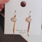 Karājoši sieviešu auskari ar ziedu