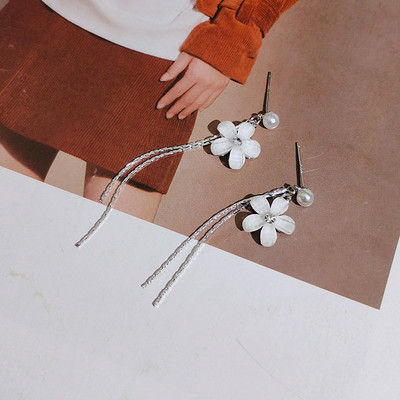 Karājoši sieviešu auskari ar ziedu