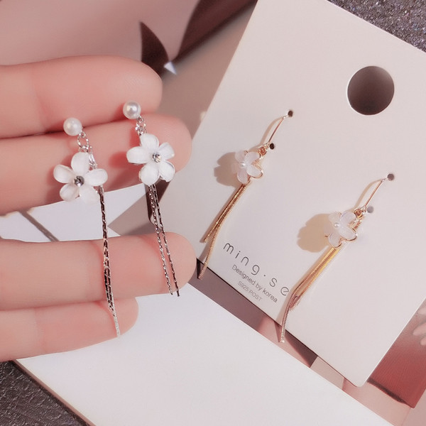 Karājoši sieviešu auskari ar ziedu