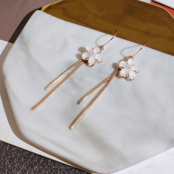 Karājoši sieviešu auskari ar ziedu