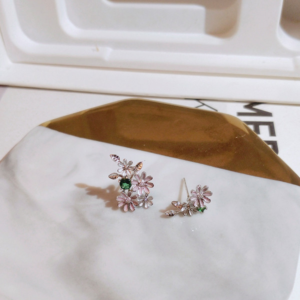 Ezüst női fülbevaló virágokkal