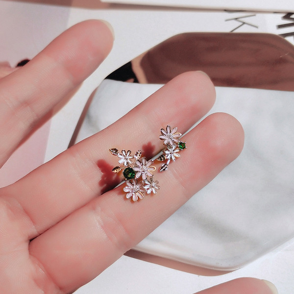 Ezüst női fülbevaló virágokkal