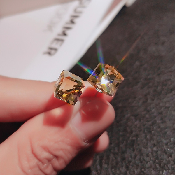 Modern női fülbevaló kocka alakú