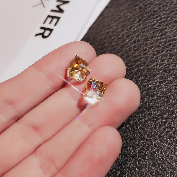 Modern női fülbevaló kocka alakú