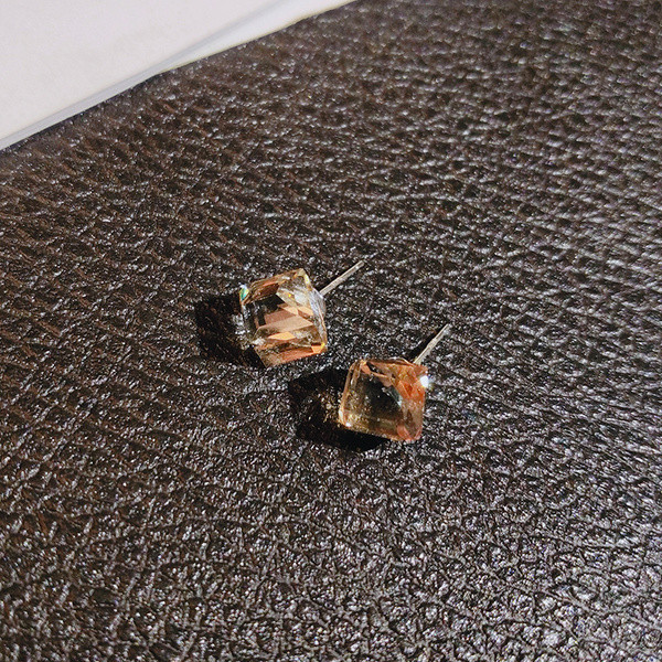 Modern női fülbevaló kocka alakú