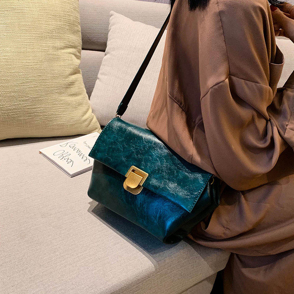 Kaasaegne naiste õlakoti puhas mudel