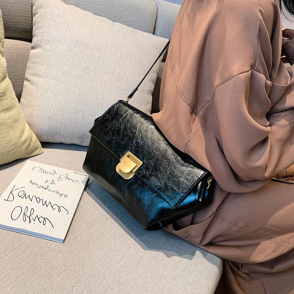 Kaasaegne naiste õlakoti puhas mudel