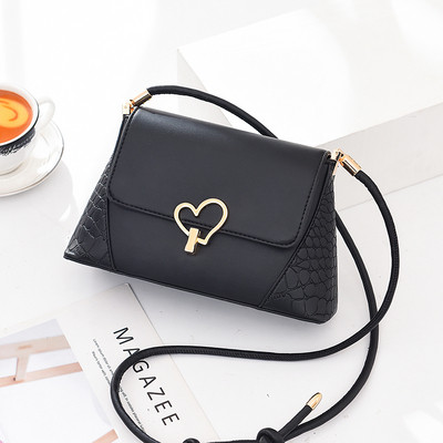 Sieviešu soma no eko ādas ar garu rokturi un metāla sirdi