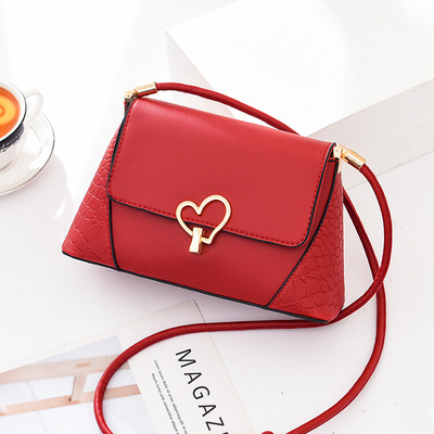 Sieviešu soma no eko ādas ar garu rokturi un metāla sirdi