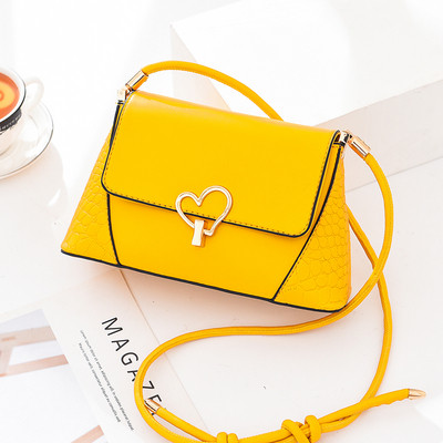 Sieviešu soma no eko ādas ar garu rokturi un metāla sirdi