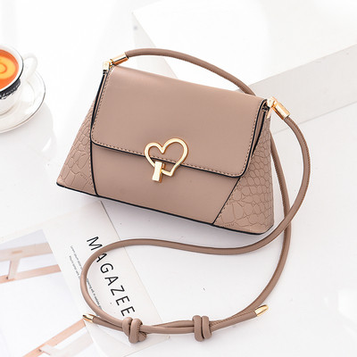 Sieviešu soma no eko ādas ar garu rokturi un metāla sirdi