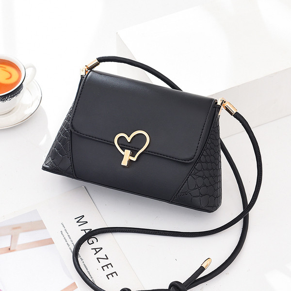 Sieviešu soma no eko ādas ar garu rokturi un metāla sirdi