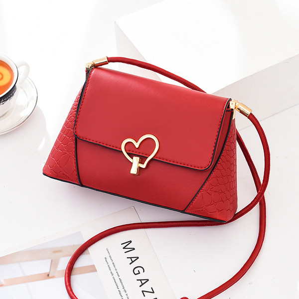 Sieviešu soma no eko ādas ar garu rokturi un metāla sirdi