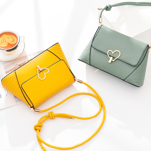 Sieviešu soma no eko ādas ar garu rokturi un metāla sirdi