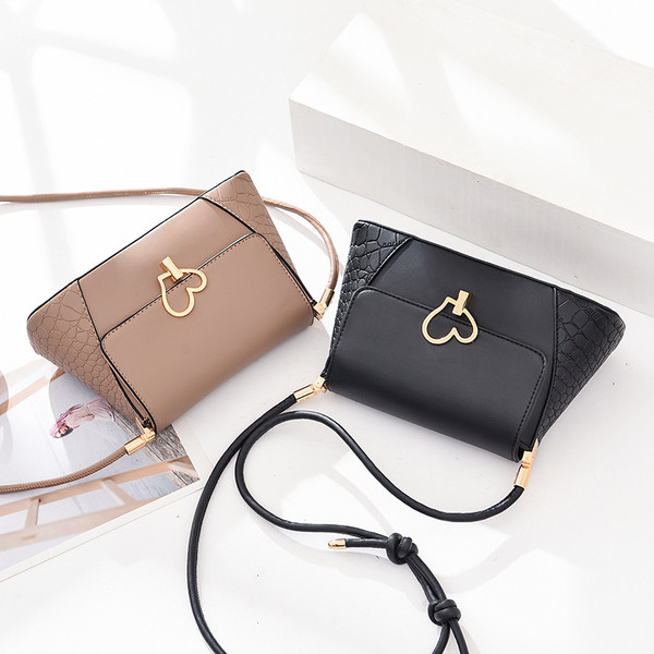 Sieviešu soma no eko ādas ar garu rokturi un metāla sirdi