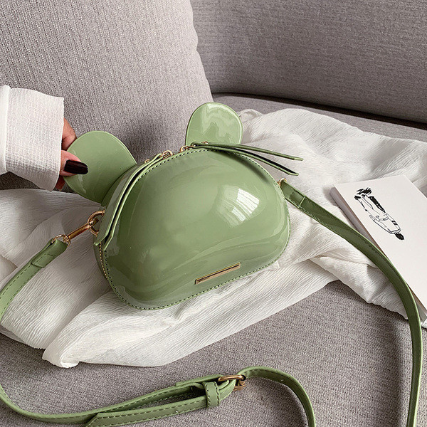 Mūsdienīga sieviešu soma ar 3D elementiem no eko ādas