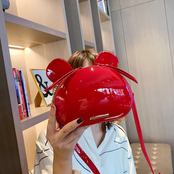 Mūsdienīga sieviešu soma ar 3D elementiem no eko ādas