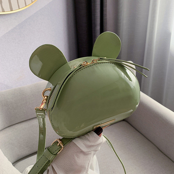 Mūsdienīga sieviešu soma ar 3D elementiem no eko ādas