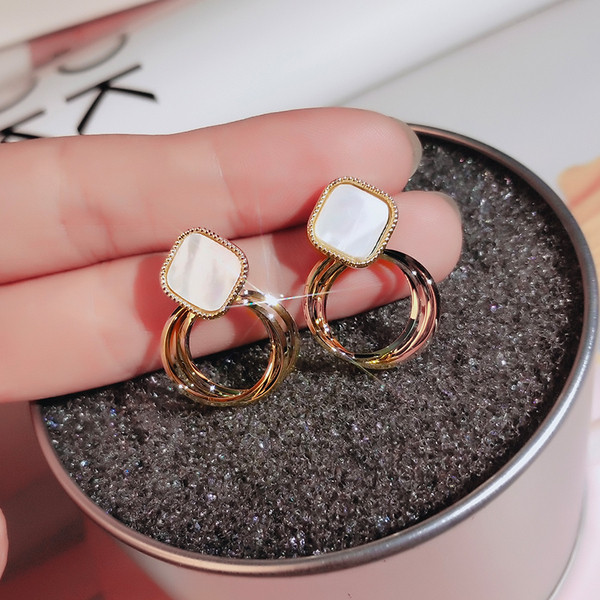 Modern női arany fülbevaló gyűrűkkel