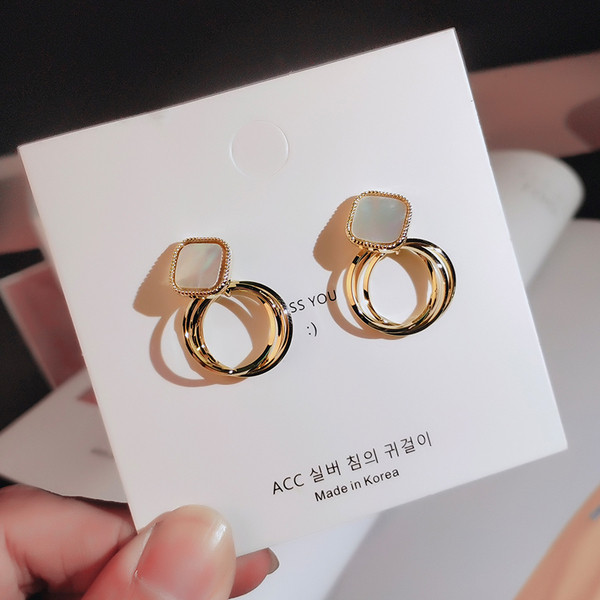 Modern női arany fülbevaló gyűrűkkel