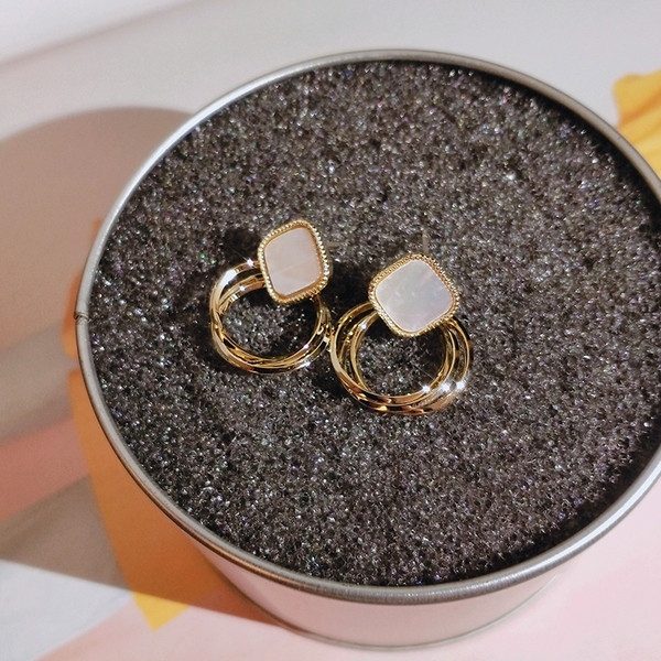 Modern női arany fülbevaló gyűrűkkel