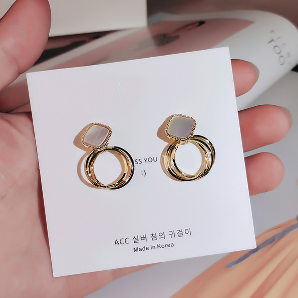 Modern női arany fülbevaló gyűrűkkel