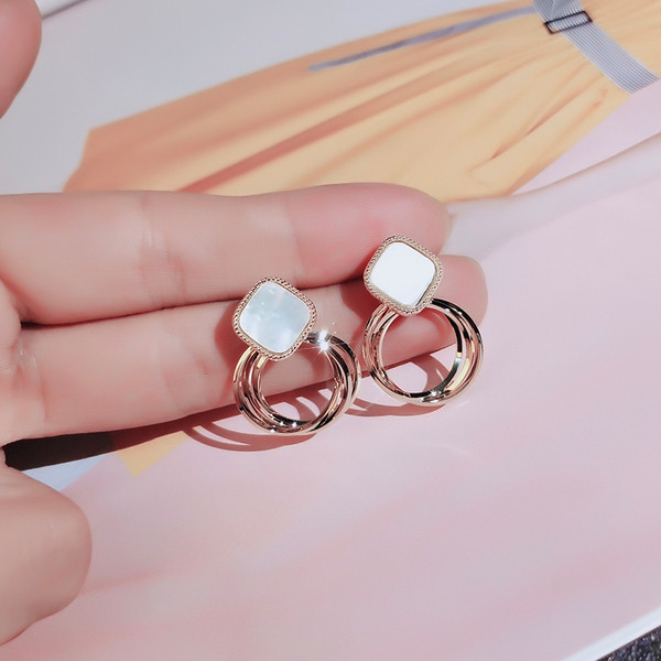 Modern női arany fülbevaló gyűrűkkel