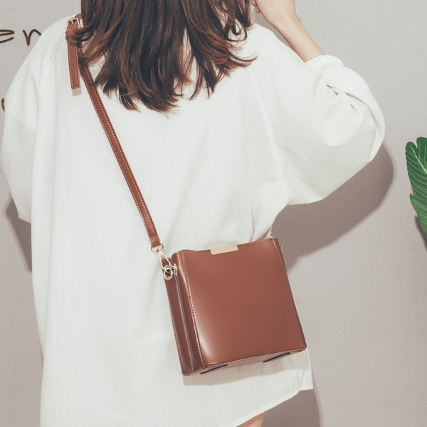 Sieviešu ādas plecu soma no eko ādas