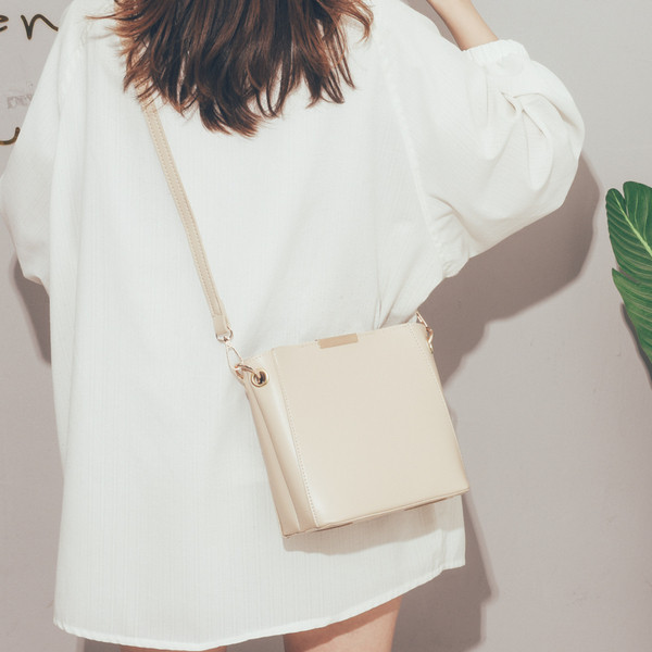 Sieviešu ādas plecu soma no eko ādas