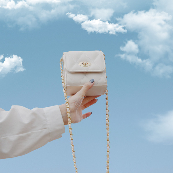 Eko bőrből készült kis női táska, hosszú fém fogantyúval