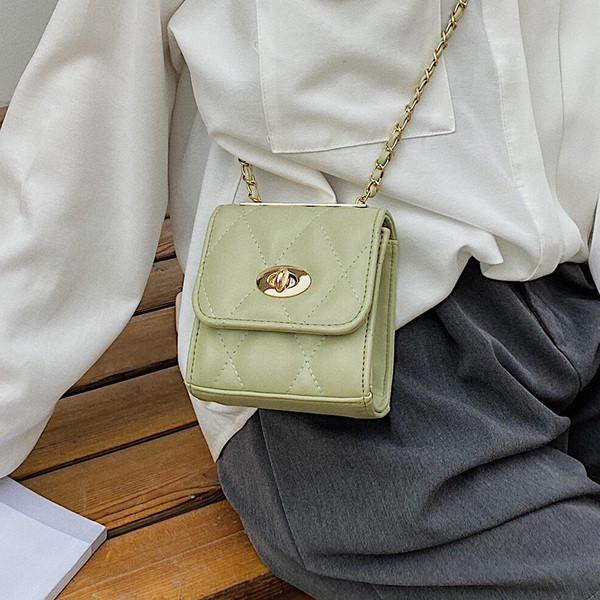 Eko bőrből készült kis női táska, hosszú fém fogantyúval