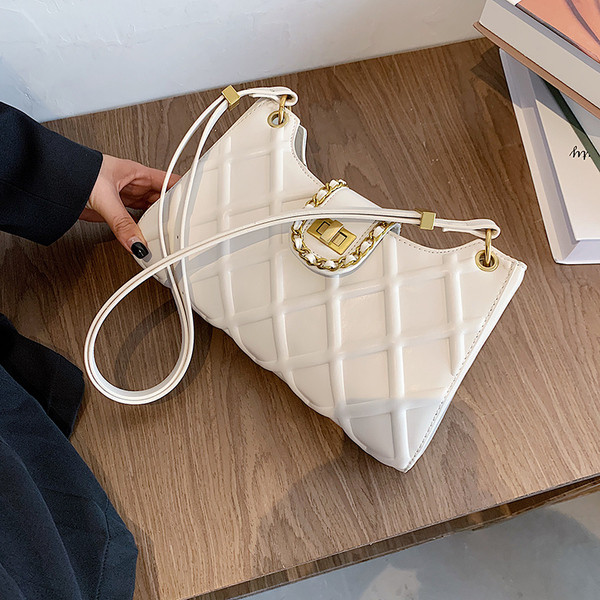 Korszerű női válltáska fém elemekkel