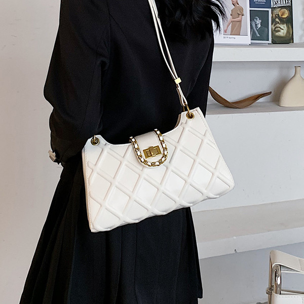 Korszerű női válltáska fém elemekkel