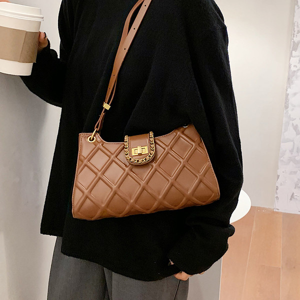 Korszerű női válltáska fém elemekkel