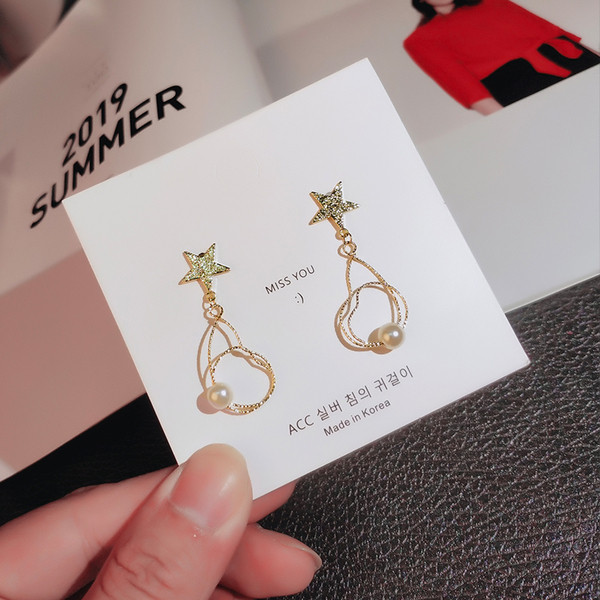 Egyszerű arany függő fülbevaló csillaggal és gyönggyel