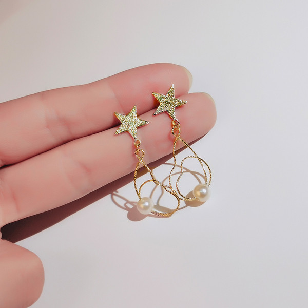 Egyszerű arany függő fülbevaló csillaggal és gyönggyel