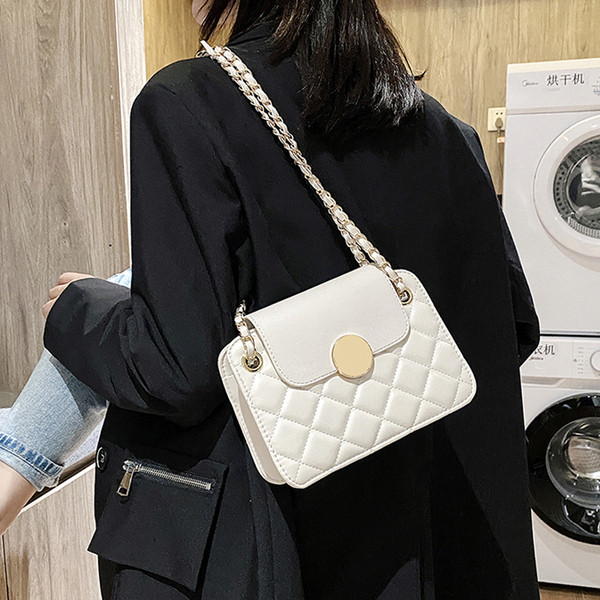 Modern női ökobőr táska fém elemekkel