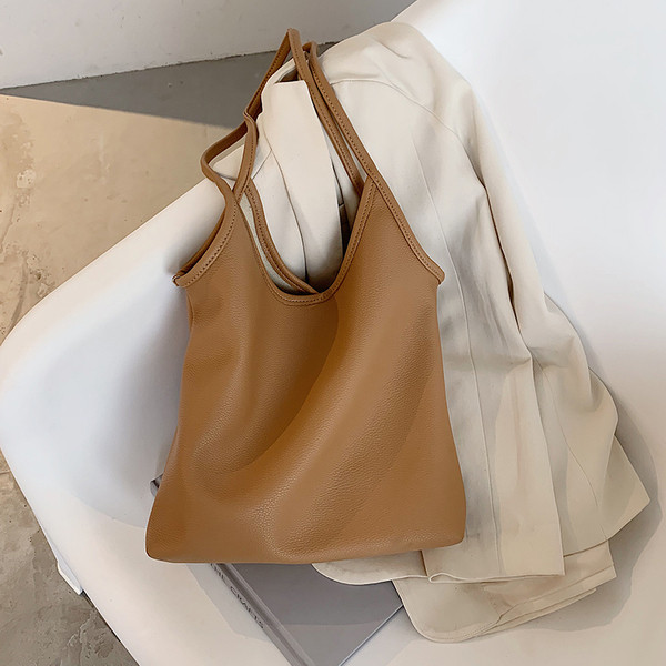 Hétköznapi női válltáska vékony füllel