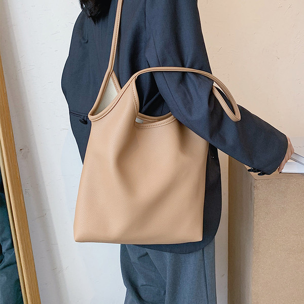 Hétköznapi női válltáska vékony füllel