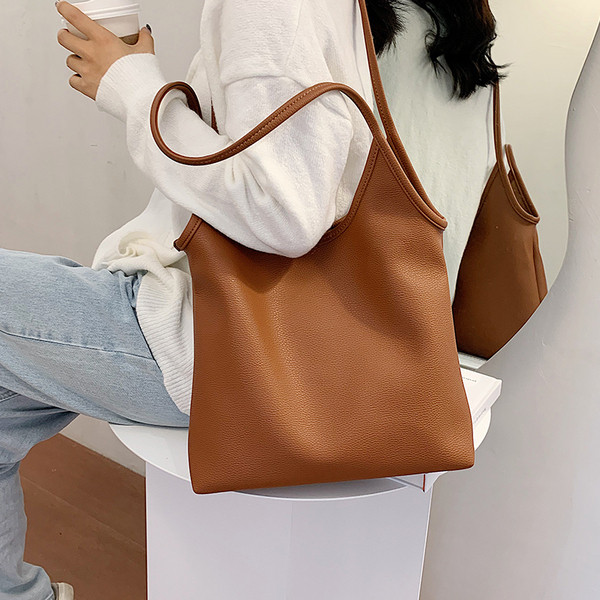 Hétköznapi női válltáska vékony füllel