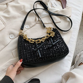 Stílusos női táska hosszú füllel és flitterekkel