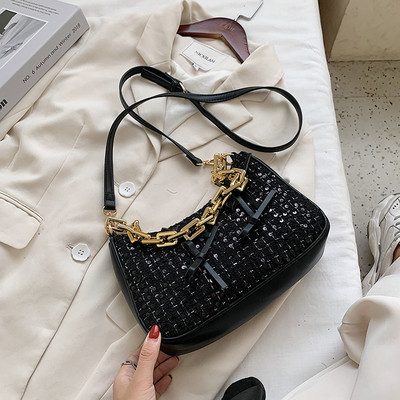 Stílusos női táska hosszú füllel és flitterekkel