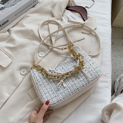 Stílusos női táska hosszú füllel és flitterekkel