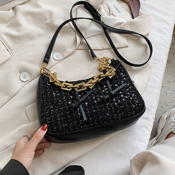 Stílusos női táska hosszú füllel és flitterekkel