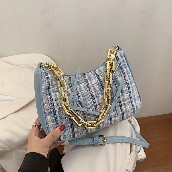 Stílusos női táska hosszú füllel és flitterekkel