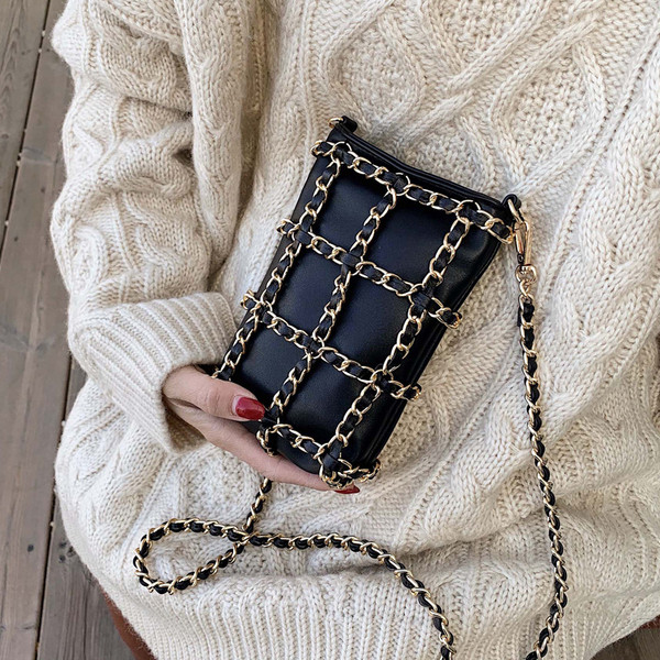 Aktuális női kistáska eko bőrből, fém elemekkel