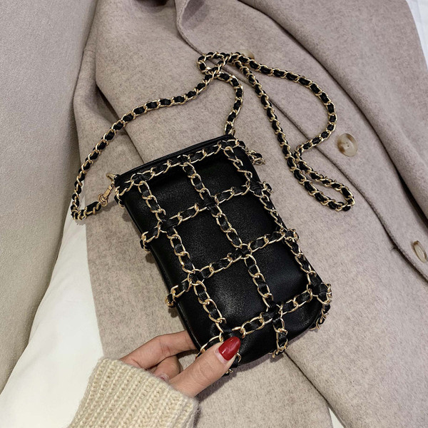 Aktuális női kistáska eko bőrből, fém elemekkel