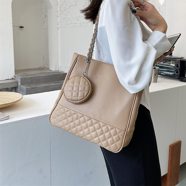 Ikdienas liela eko-ādas soma ar ķēdes tipa rokturiem