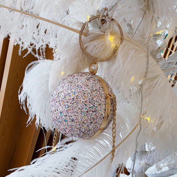 Stílusos női táska kerek formában, fém fogantyúval