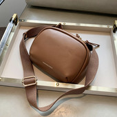 Sieviešu ādas soma ar regulējamu rokturi